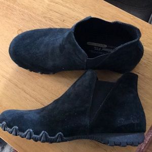 Black suede sketchers relaxed fit booties size 7.5
